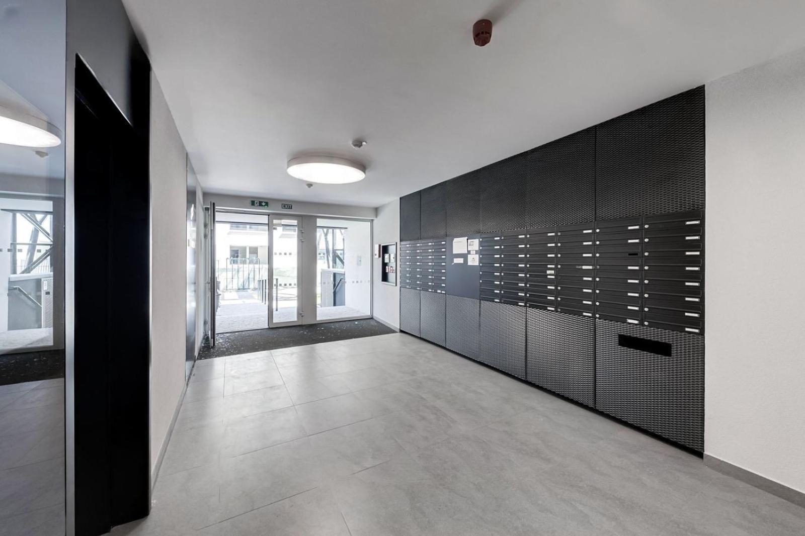 Holesovice Delight: Modern Comfort With A Twist In Prague 7 Exterior photo