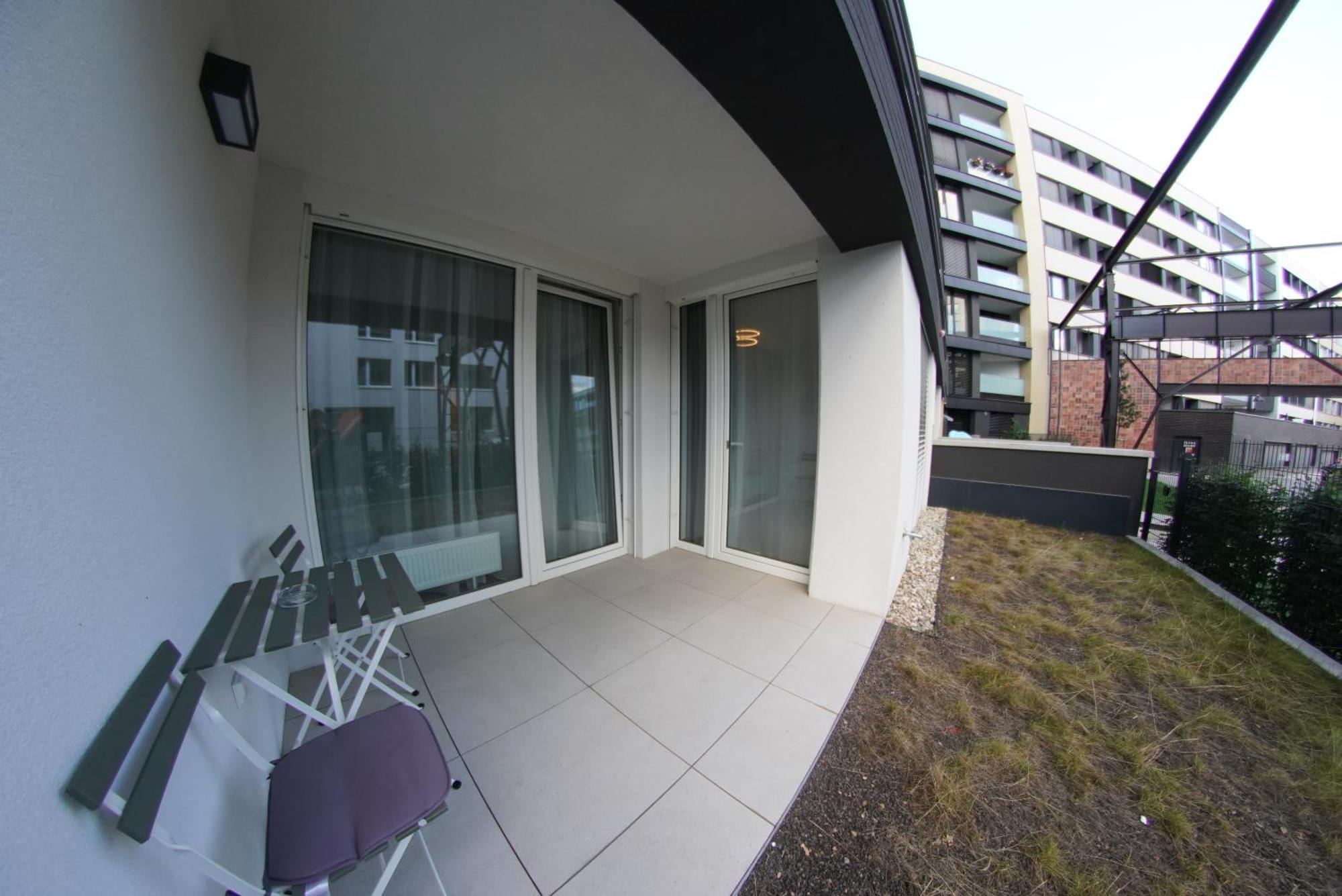Holesovice Delight: Modern Comfort With A Twist In Prague 7 Exterior photo