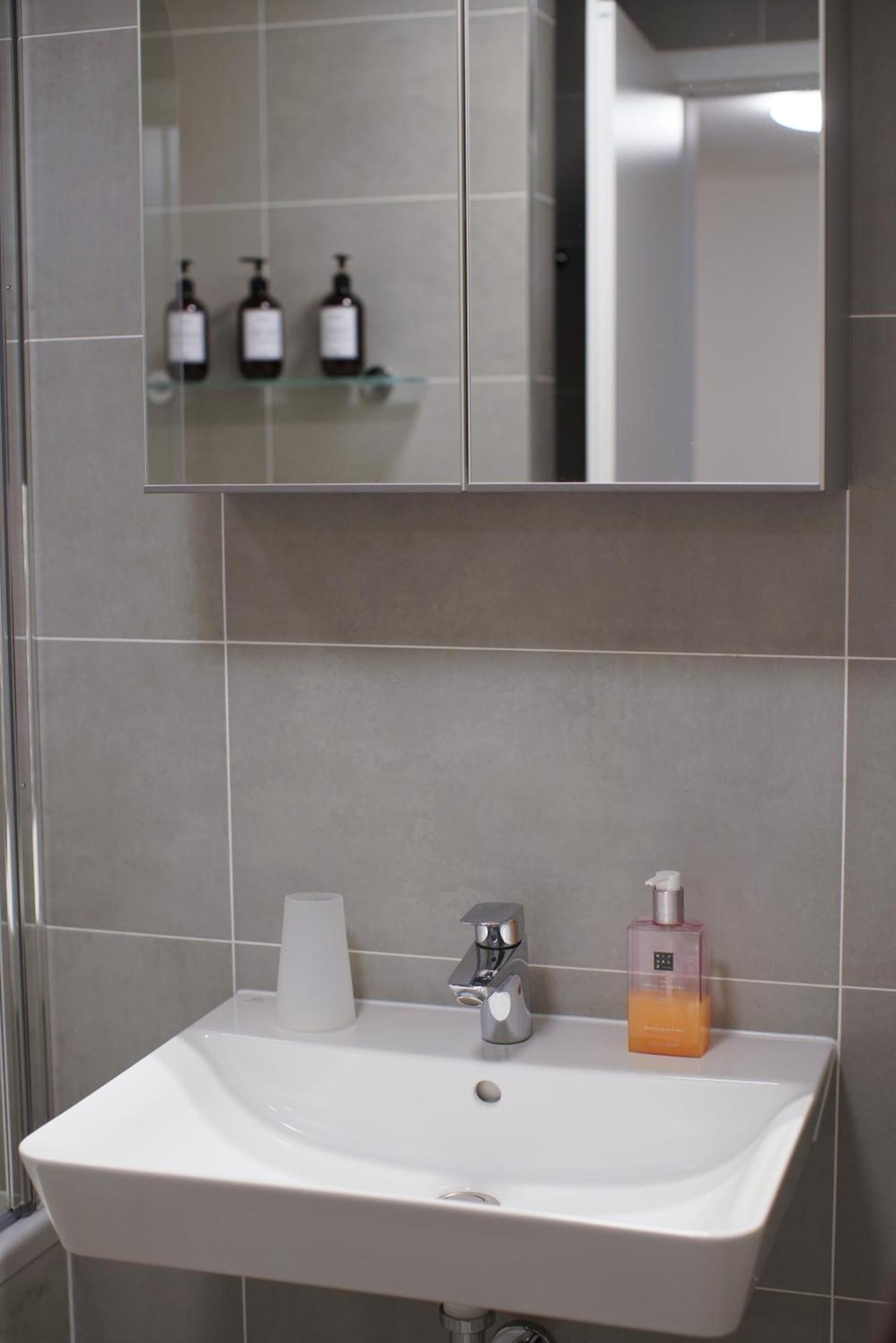 Holesovice Delight: Modern Comfort With A Twist In Prague 7 Exterior photo